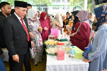 Edy Rahmayadi dan Nawal Lubis Borong Jajanan di Festival Kuliner di UISU